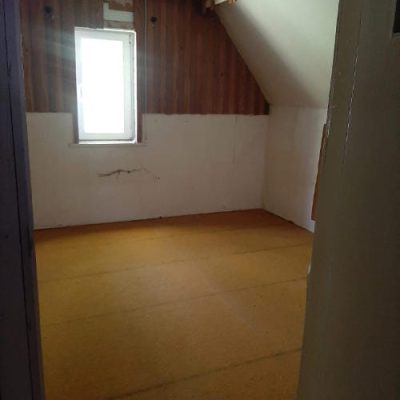 Leerer Raum oim Obergeschoss einer Haushaltsauflösung