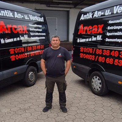 Mitarbeiter vor zwei Arcax Transporter für Haushaltsauflösungen