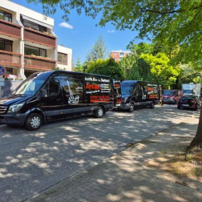Arcax Transporter vor einem Wohngebäude bei einer Haushaltsauflösung