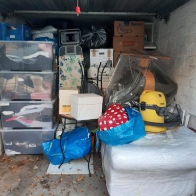 viele Boxen und Gegenstände in der Garage