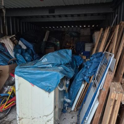 vollbepackte Garage zum Entrümpeln